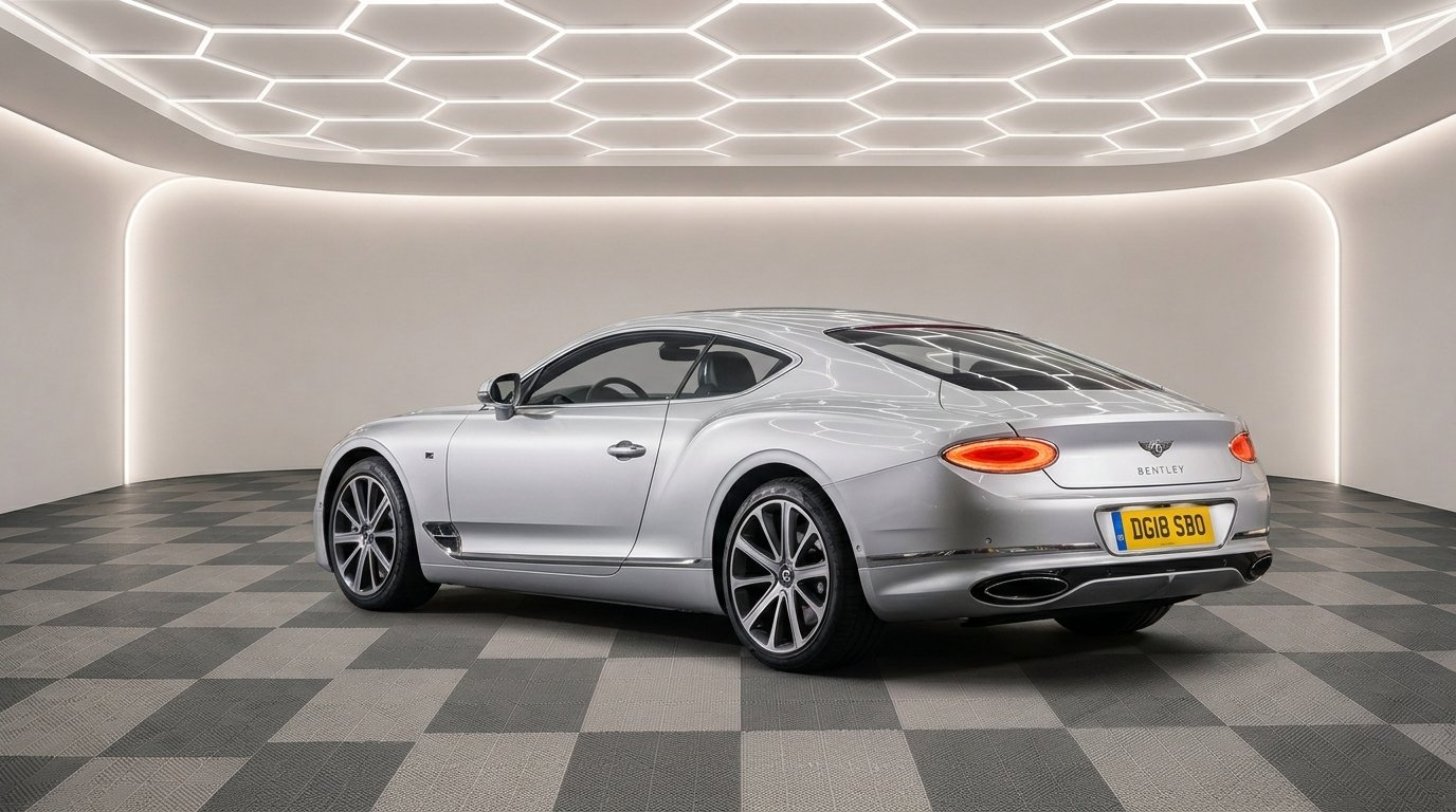 Bentley Continental GT — rendu showroomia studio Atelier néon, carrosserie argentée fidèle après traitement IA