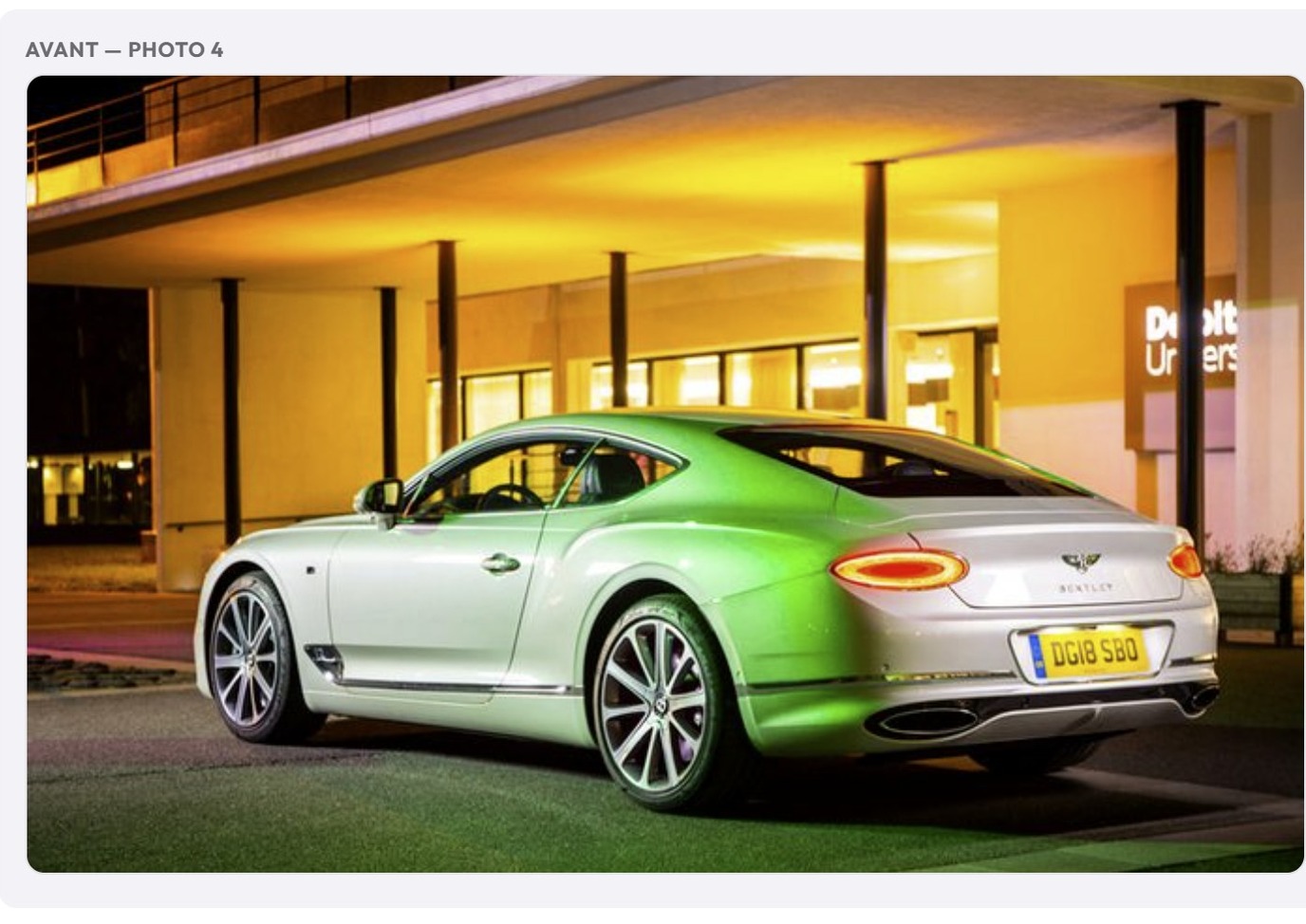 Bentley Continental GT — photo brute prise de nuit avec reflets dorés et lumière artificielle intense, condition difficile
